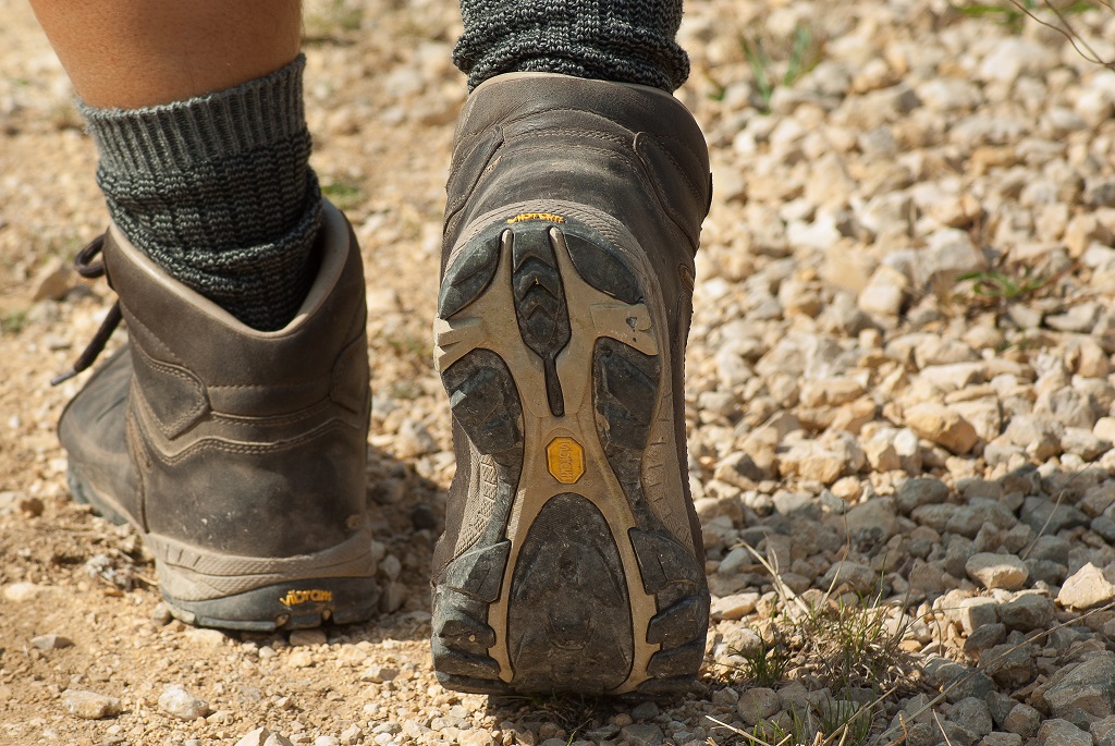 choose a proper hiking boot is the best trek training tips you need to follow
